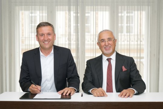 Christian Grosspointner and Mehmet Özdeşlik sign joint venture agreement